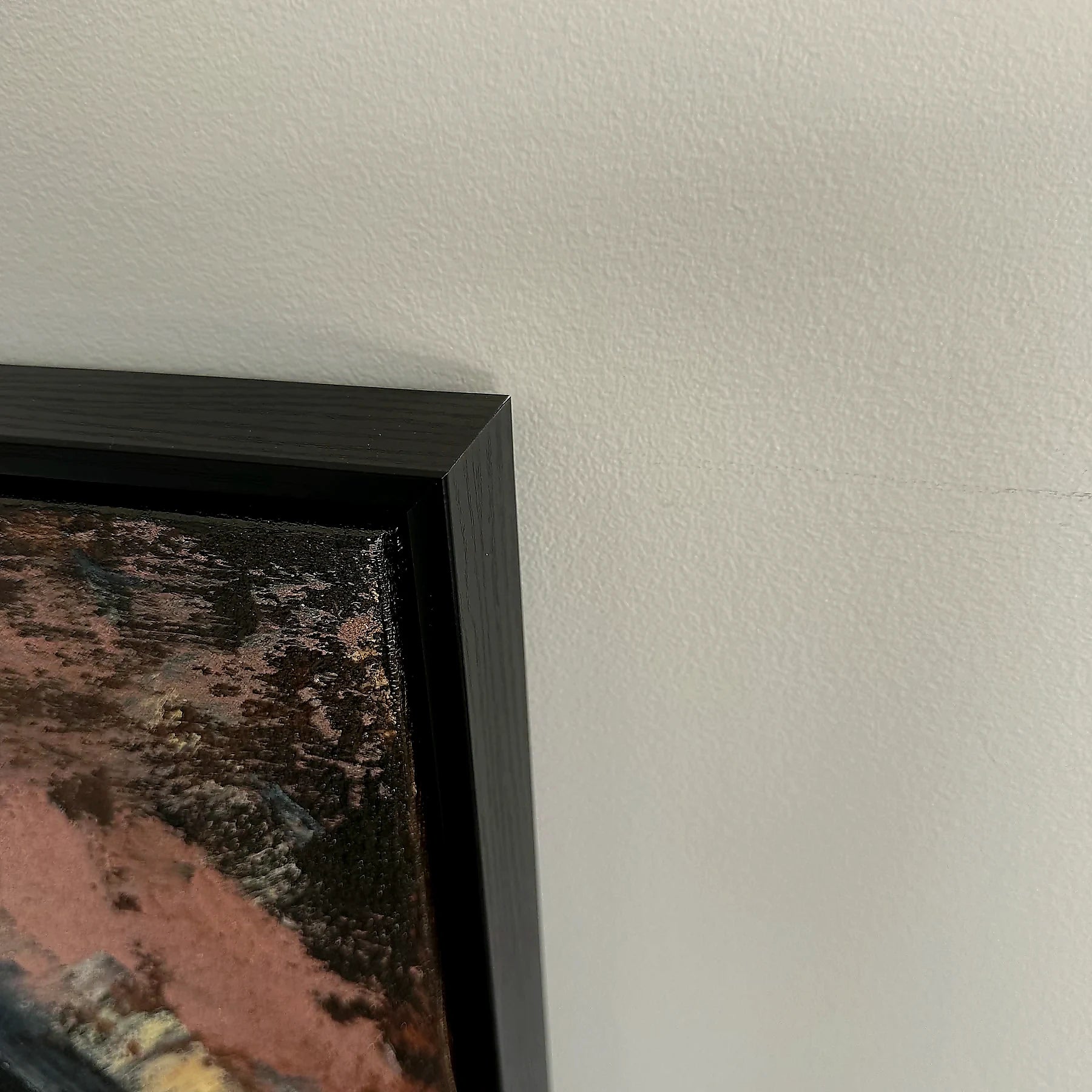 QIBI-EMBER-VEIN-70X100-WF frame corner detail