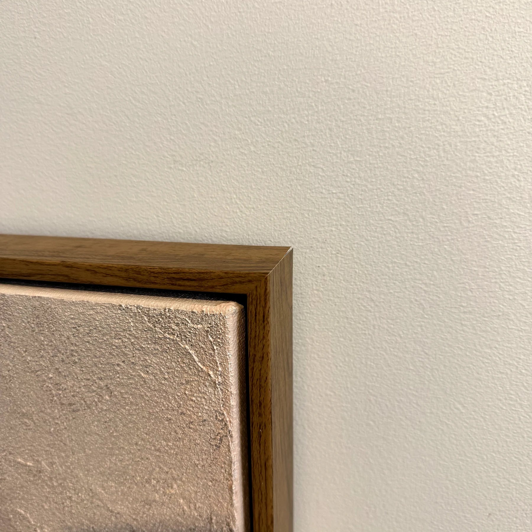 QIBI-IVORY-BUTTERFLIES-50X70-WF frame corner detail